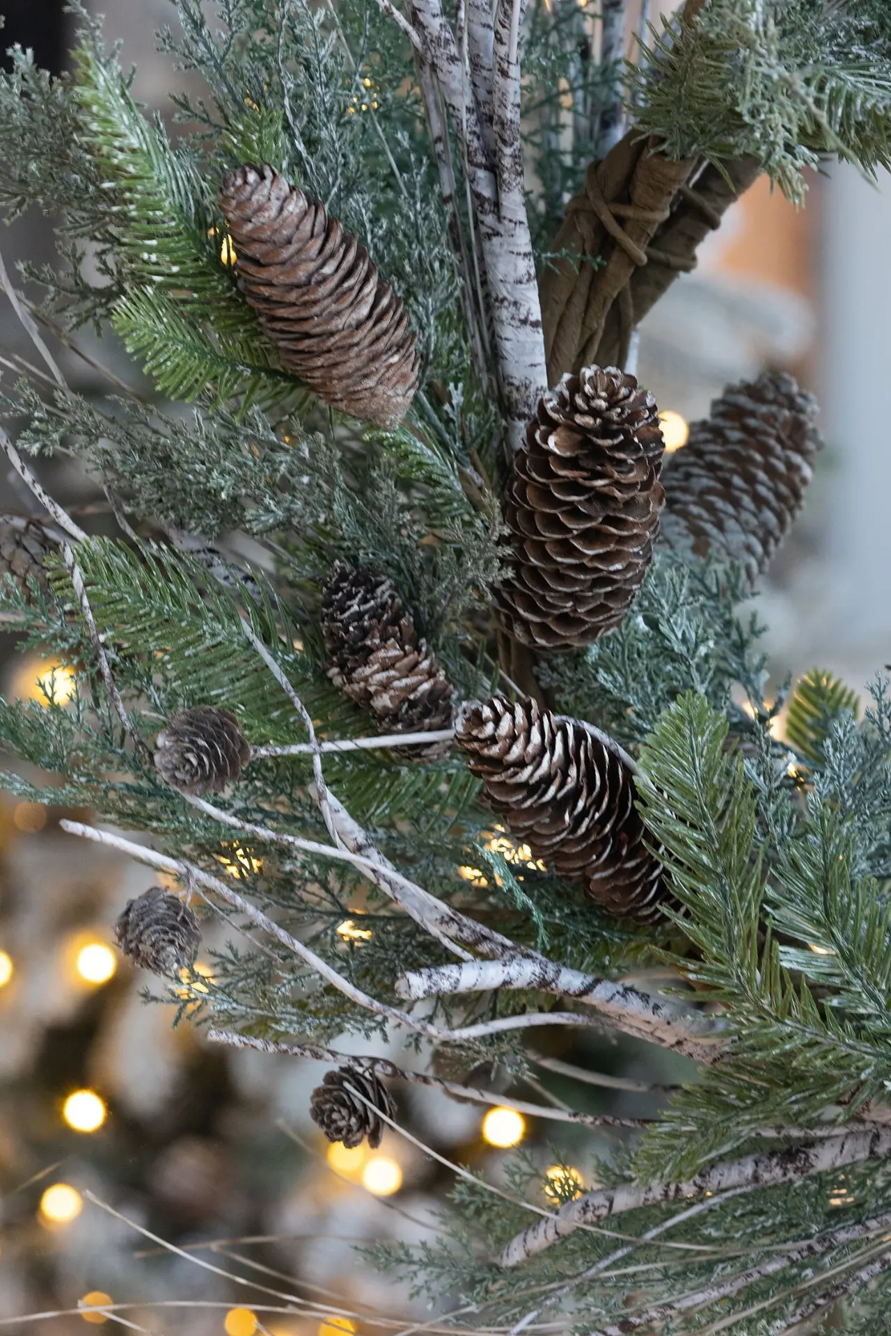 Green Pine and Pinecone Christmas Wreath with Faux Foliage, 24 in - Image 8